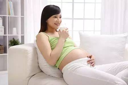 母乳喂养的重要性:宝宝几个月大才能吃辅食?