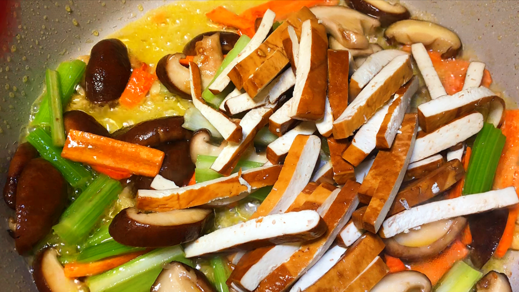 「每日家常菜」豆干炒香菇，鲜香可口，营养丰富，色香味俱全